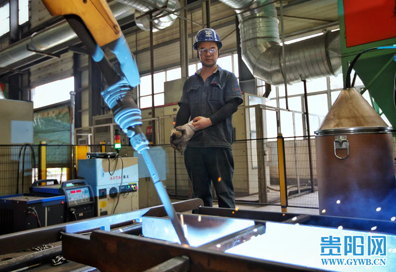 貴陽經(jīng)開區(qū)工業(yè)企業(yè)加快轉型升級 以“智”提質 以“數(shù)”提速